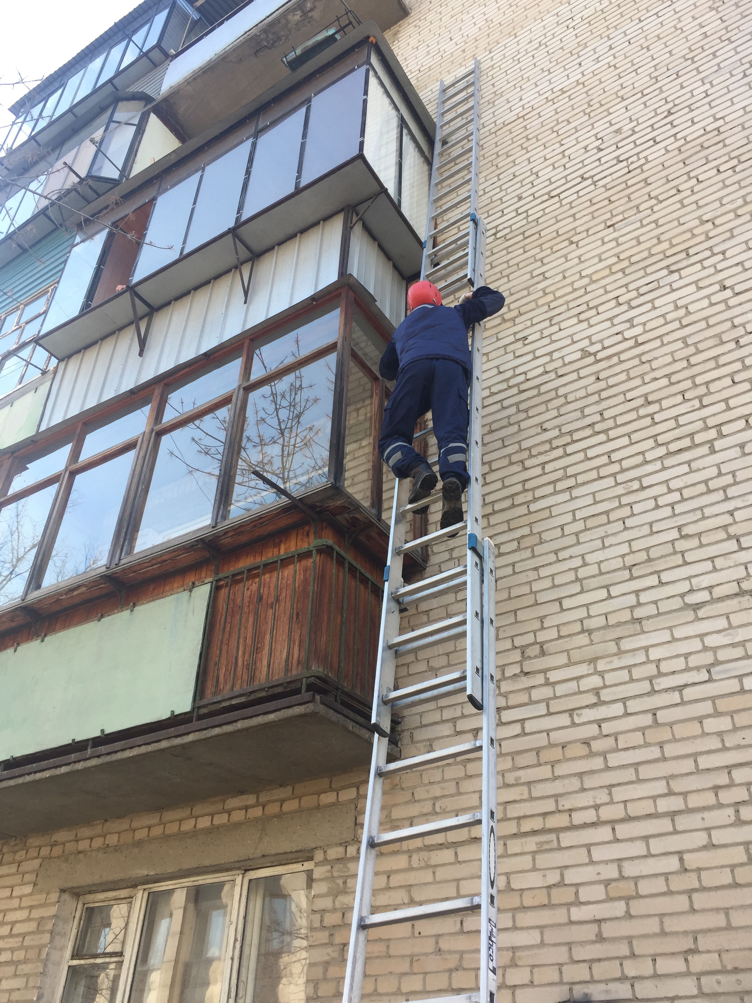 Соскочивший шпингалет  заблокировал бабушку на балконе