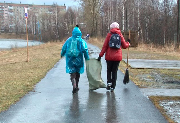 Спортивные и активные ветераны дружно очистили территорию у водоема Тарелка